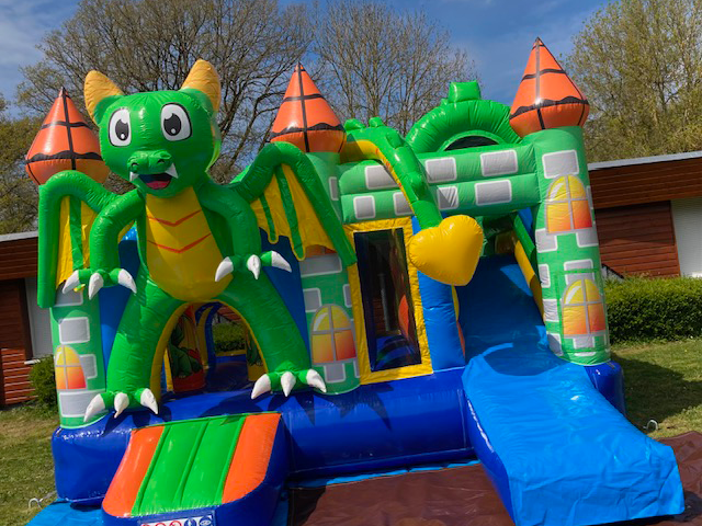 chateau gonflable sous forme de dragon